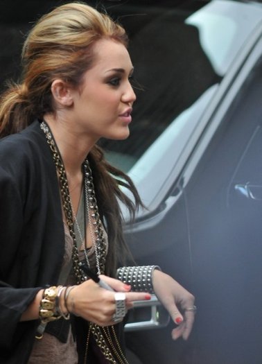 36990_128385797195774_1056025994740; miley e modelul meu in viata
