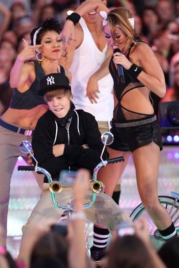 miley-cyrus-much-music-video-awa-4 - Miley Cyrus-poze rare