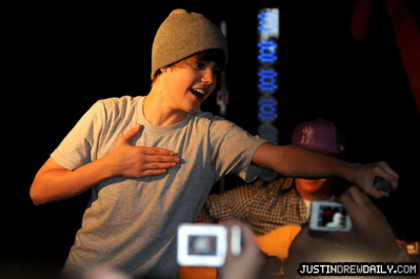 16843889_IUWLJVIHJ[1] - Justin  Bieber