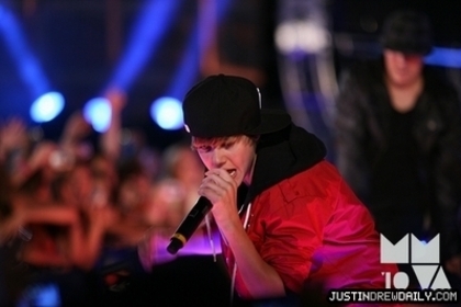 16650023_OTPYQEXPK[1] - Justin  Bieber