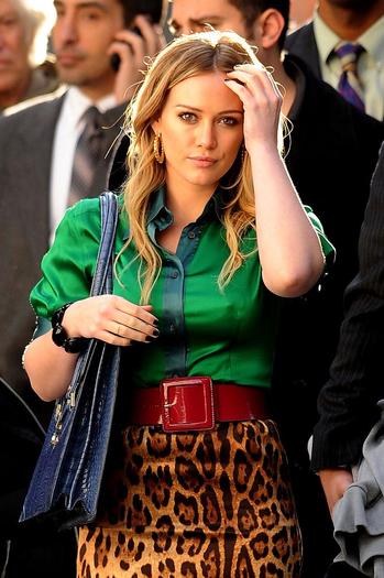 5 - Hilary Duff nu stie cu ce rochie sa se imbrace la bal_ajut-o