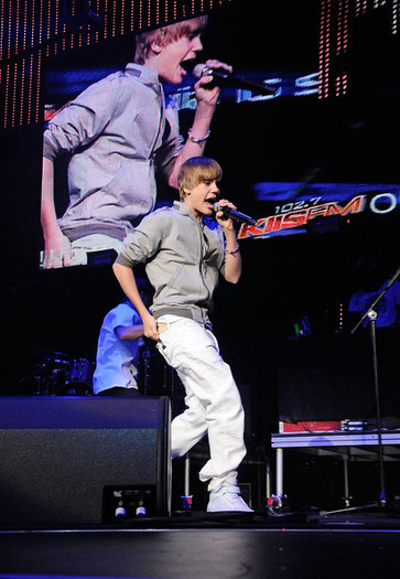 15601167_MHXTKBQZW[2] - Justin  Bieber