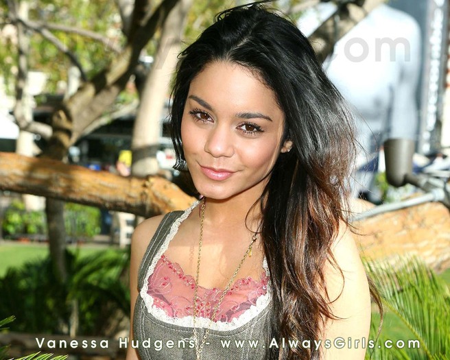 vanessa_hudgens06 - surpriza 2