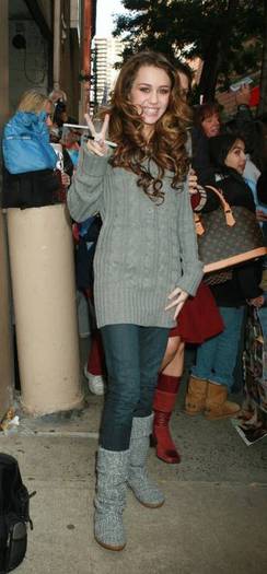 miley-cyrus_dot_com-leavingregisandkelly-nyc2006oct24-004