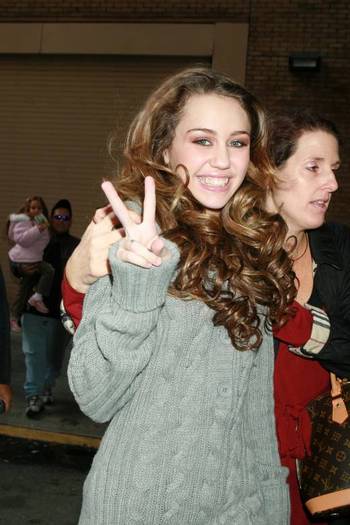 miley-cyrus_dot_com-leavingregisandkelly-nyc2006oct24-010 - Album pt prietena mea supermegagigantfanmiley-00