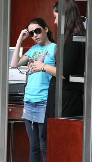 miley-cyrus_com-nyc2007jun19-manhattan-hotel-s001 - Album pt prietena mea supermegagigantfanmiley-00