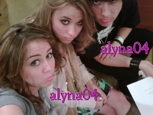 miley-cyrus-543925l-poza - poze cu miley cyrus mai rare