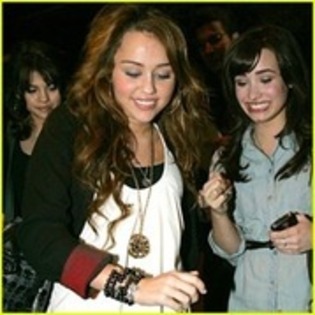 17272887_IPQPJFPZU - selena demy si miley