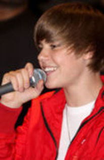 16755933_ZGNXKUIZY - justin bieber