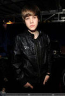 16757942_QNVEHYKOC - justin bieber