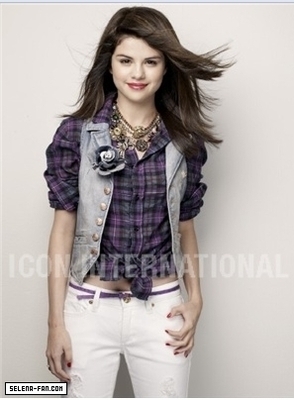 New-Seventeen-Mag-Photoshoot-Photos-3-selena-gomez-8556595-294-400 - Selena Gomez