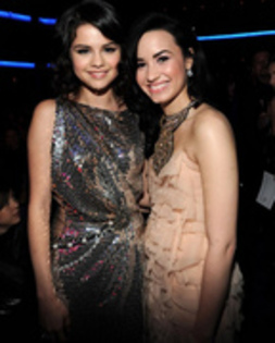 16796929_MFWIXPATQ - demi lovato