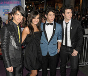 YYRKJEEXAAEYJQKUOQE - demi lovato