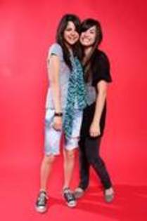RIHEBFAZMFMJVBRWDKN - selena demy si miley