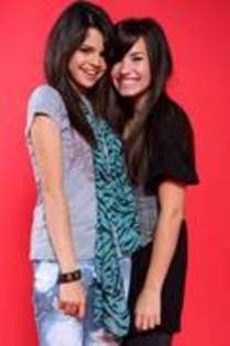 UINQBLKJSPNRGHZACOH - selena demy si miley