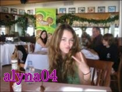 CNJGJWYCURQQZDMWCBQ - poze cu miley cyrus mai rare