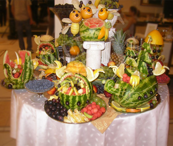 26914masa_festiva_cu_sculpturi