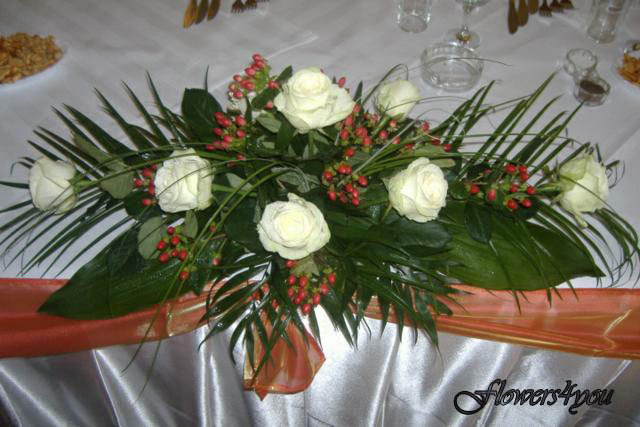 aranjament_prezidiu_din_trandafiri_si_hipericum
