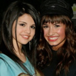 5 poze cu Demi Lovato si Selena Gomez
