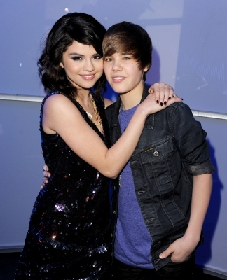 2 poze cu Selena Gomez si Justin Bieber
