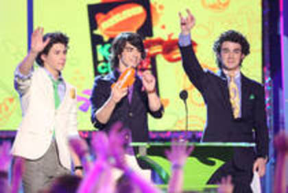 AIOQVOHDJPBQVUZZNAN - jonas brothers