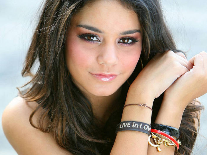 15 poze cu Vanessa Hudgens - Plata pentru TheTipton