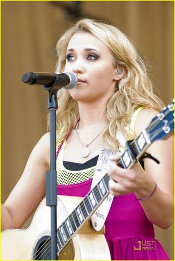 23qz1mw - x - Emily Osment