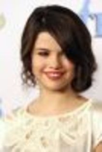 thumb_selena-gomez-si-a-schimbat-look-ul_3