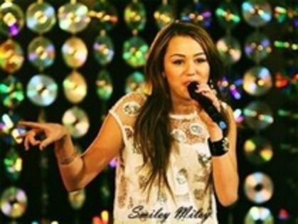 12158164_AHVOYOIYD - 0 miley miley si iar miley