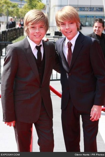 cole-sprouse-and-dylan-sprouse-2008-emmy-creative-arts-awards-arrivals-PtKRvf