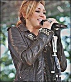 17159211_ZYKBKBIHR - mai am inca o groaza de poze cu miley