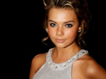 3 poze cu Indiana Evans