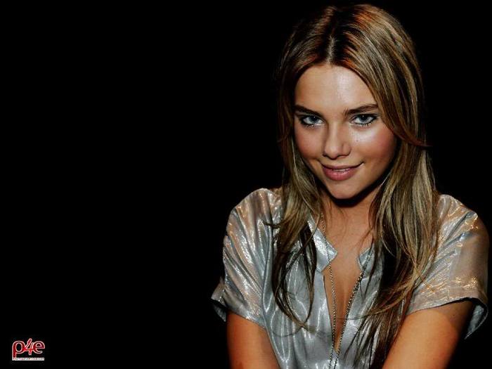 3 poze cu Indiana Evans