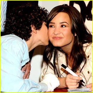 demi-lovato-spanish-smooch - poze cu demi lovato tari