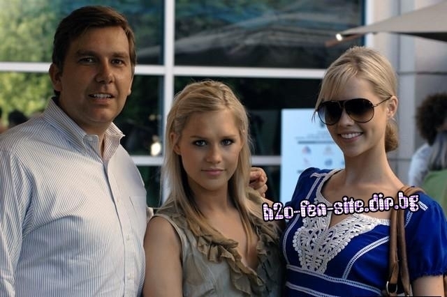 Claire Holt and sister - Cateva barfe despre actorii H2o