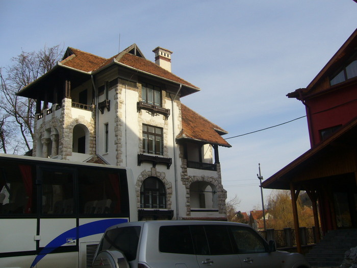 P1010717; Autocarul care ne asteapta sa plecam...iar alaturi hotelul la care am fost cazati
