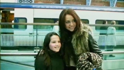 normal_Miley-Cyrus--Love-for-London-Behind-the-Scenes[www_savevid_com]_flv_000052600 - Mileys Love For London Backstage Video-00