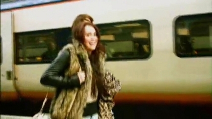 normal_Miley-Cyrus--Love-for-London-Behind-the-Scenes[www_savevid_com]_flv_000054400