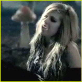 avril-lavigne-alice-video[1] - Avril Lavigne