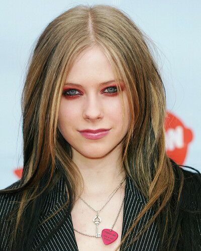 16359570_RMXUVDRSV[1] - Avril Lavigne