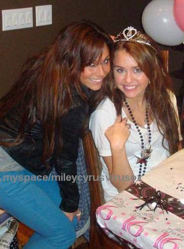 UBVITTGBWLDTDASACNI - Poze rare Miley si Belinda