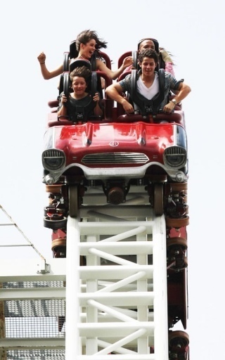 -Out-at-Thorpe-Park-in-Surrey-England-7-8-nick-jonas-13699233-320-512 - IN PaRk