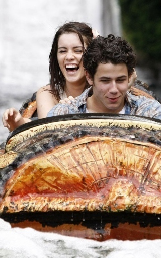 -Out-at-Thorpe-Park-in-Surrey-England-7-8-nick-jonas-13699236-320-512 - IN PaRk