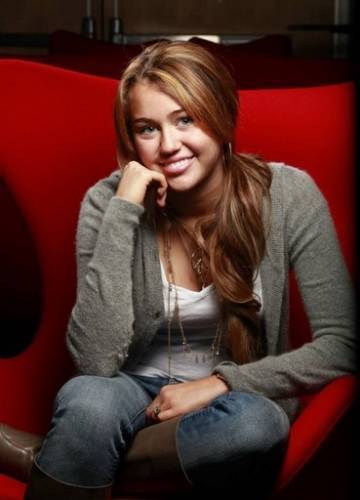 MBCLFNCMTEWWMTEMNDM - Miley Cyrus sedinta foto5