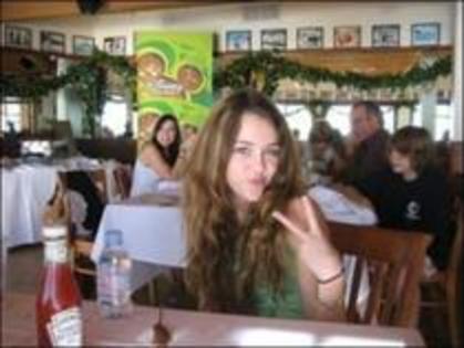 CNJGJWYCURQQZDMWCBQ - poze cu miley cyrus rare