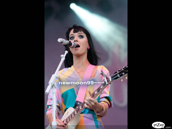 pizap_com90_88695999374613171278791714671 - Katy Perry concert la festivalul The Hurricane