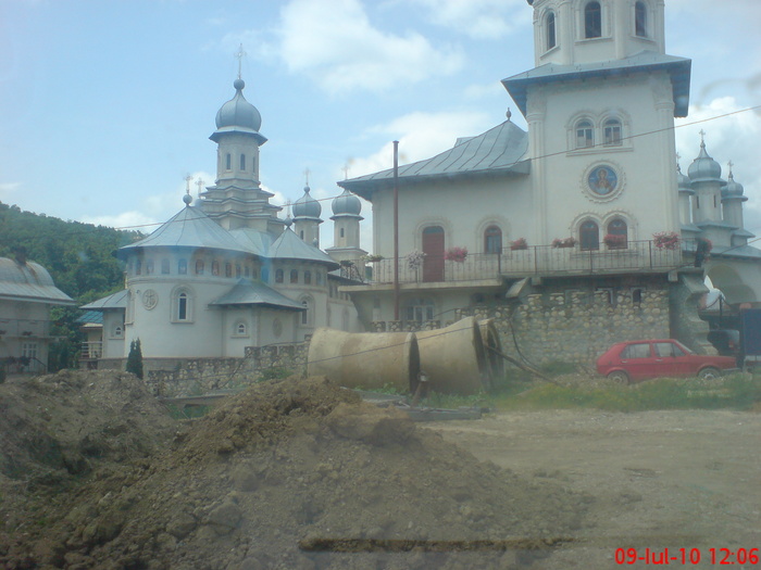 DSC03116 - Manastirea sfinta Treime din Cucova com Valea