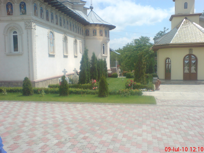 DSC03127 - Manastirea sfinta Treime din Cucova com Valea