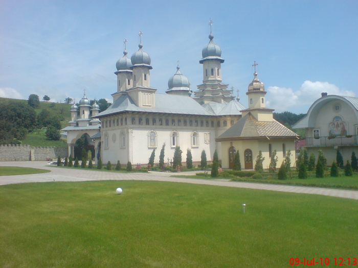 DSC03134 - Manastirea sfinta Treime din Cucova com Valea