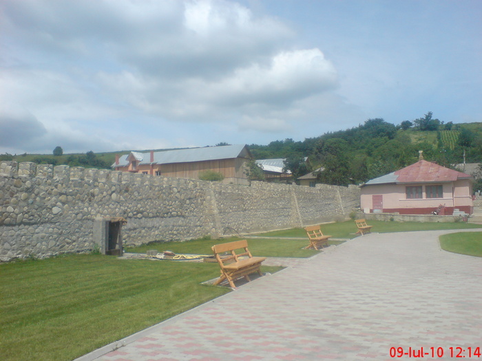 DSC03137 - Manastirea sfinta Treime din Cucova com Valea